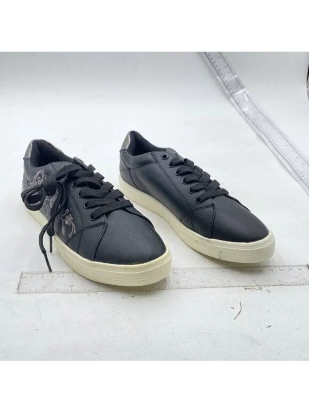 Women's Casual Shoe, Classic Lace-Up Low Top Loafer, Fashion Sneaker Black